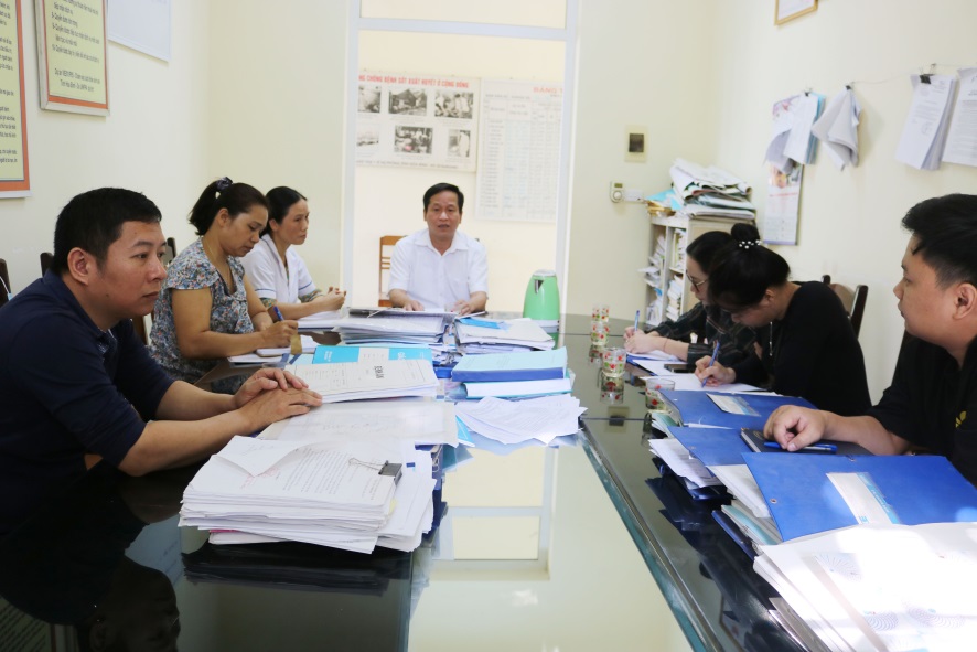 Đoàn giám sát Trung tâm KSBT giám át tại TYT xã Yên Phú, Lạc Sơn