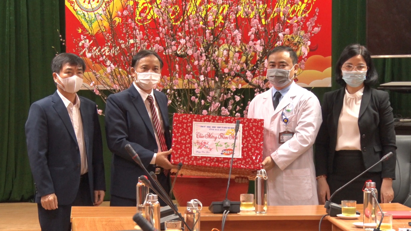 Đồng chí Bùi Văn Khánh, Phó Bí thư Tỉnh ủy, Chủ tịch UBND tỉnh trao quà cho bệnh viện Đa khoa tỉnh Hòa Bình nhân dịp tết Nguyên đán Tân Sửu 2021
