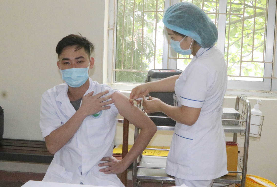 33 cán bộ, nhân viên y tế được tiêm vắc xin COVID-19